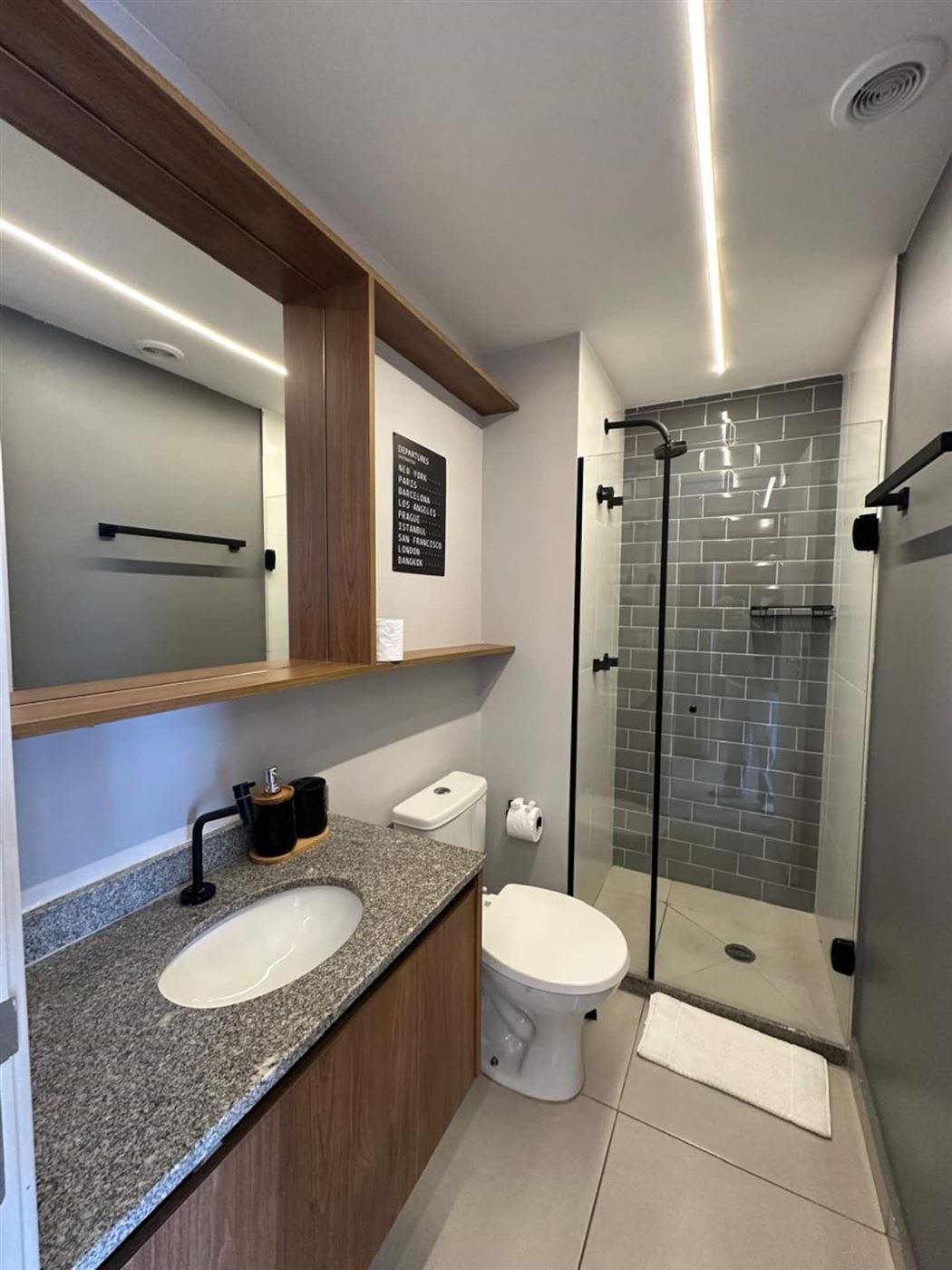 Banheiro com box e bancada