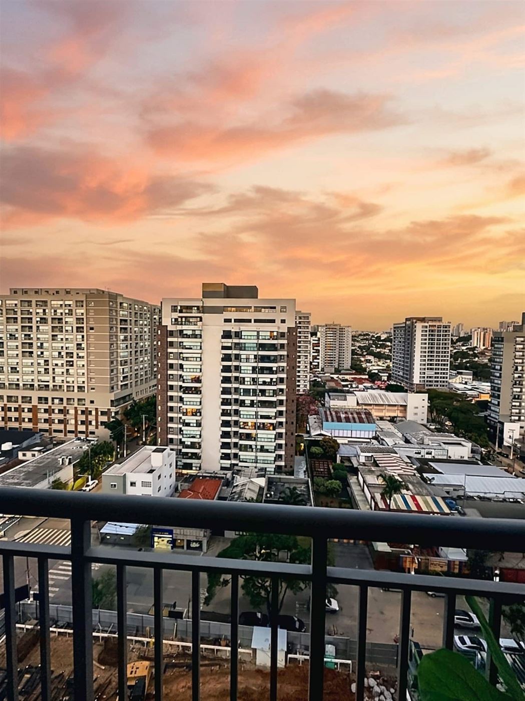Pôr do sol visto da varanda do apartamento
