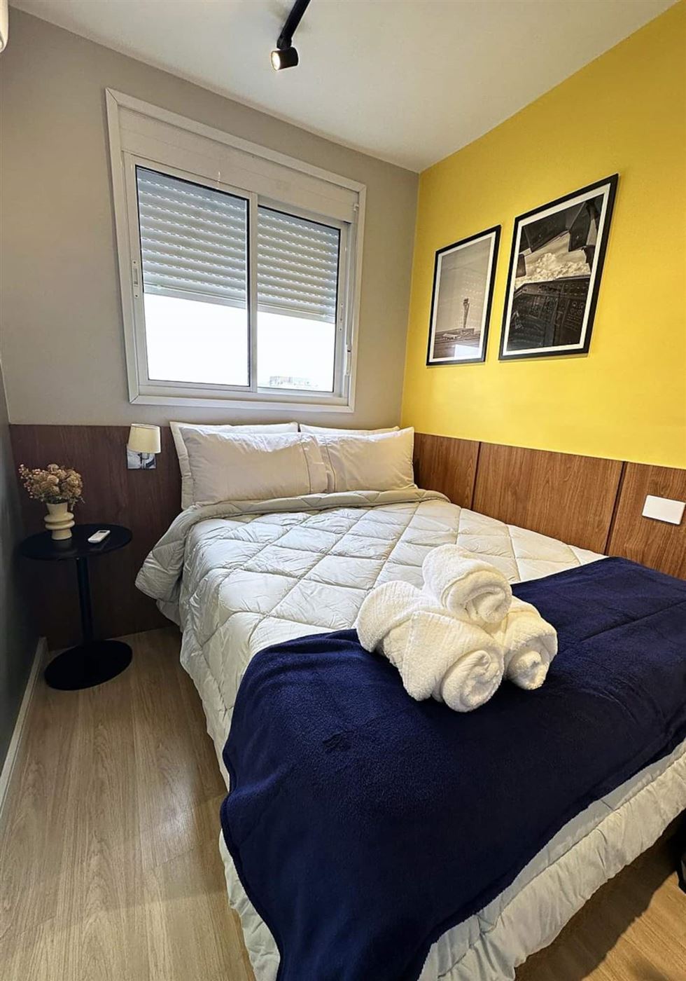 Segundo quarto com cama arrumada