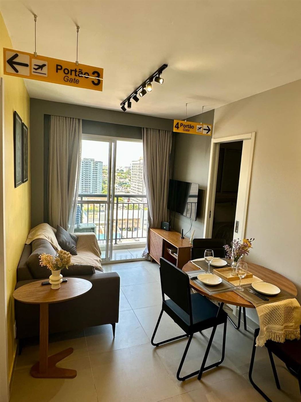 Sala do Gate 1408 com mesa posta e sofá